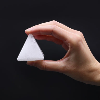 Alt-Tag: Natürliche Selenit-Pyramide – 5 CM in der Hand gehalten, weiße Selenit-Kristallpyramide auf schwarzem Hintergrund