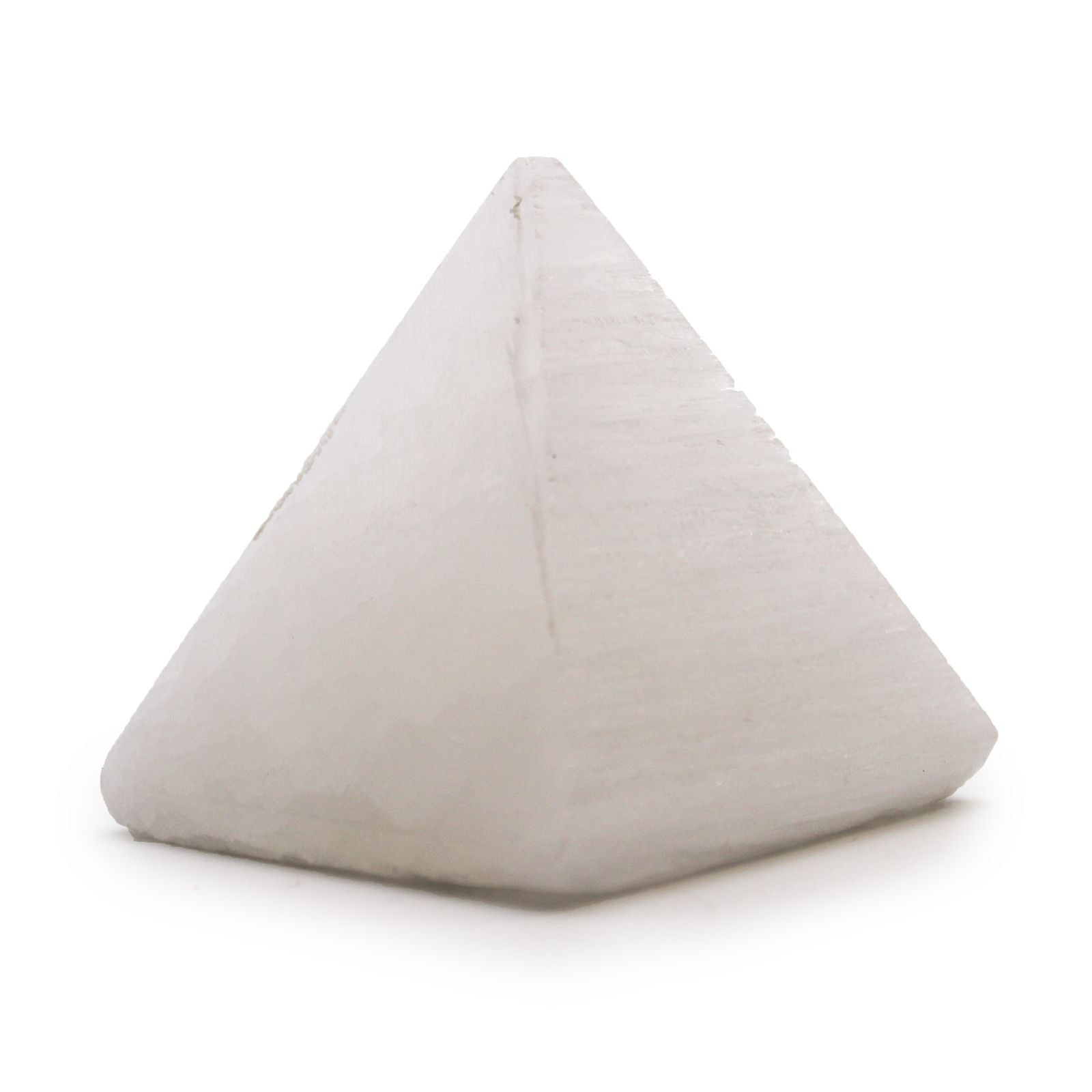 Alt-Tag: Natürliche Selenit-Pyramide – 5 CM handgefertigte weiße Selenitkristall-Pyramide für Wohn-Deko und die Gestaltung spiritueller Räume