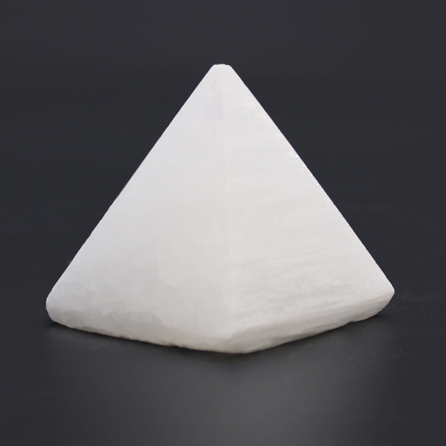 Alt Tag: Natürliche Selenit-Pyramide – 5 CM, polierte weiße natürliche Selenit-Pyramide, dekorativer Stein für Zuhause und Altar