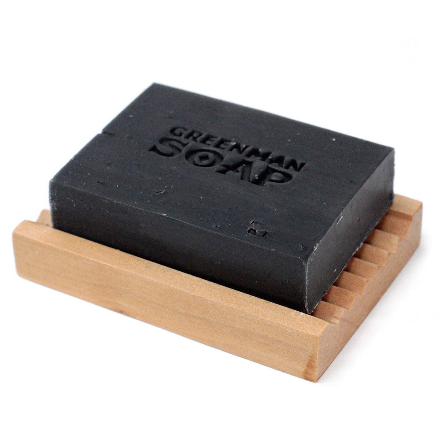 Alt Tag: Natural Spicy Scent Greenman Soap – 100G barra de jabón negro artesanal con carbón activado sobre jabonera de madera