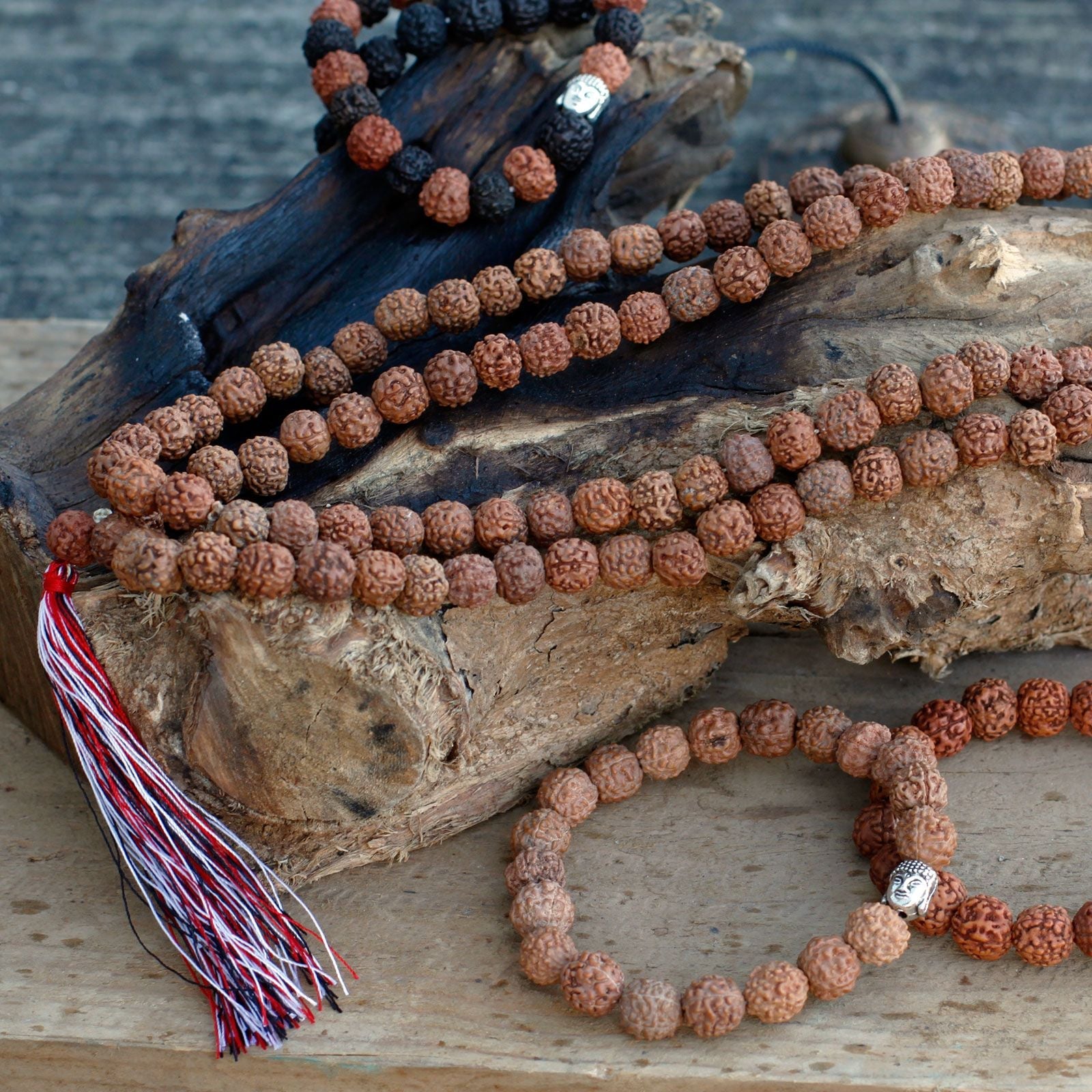 Natural Wood Beads Rudraksha Mala – 7x2 CM con cuentas marrones y borla, collar y pulsera sobre madera rústica