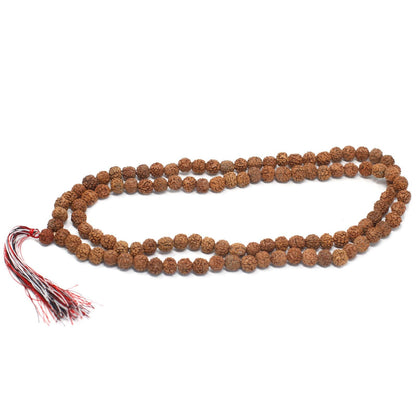 Alt Tag: Natural Wood Beads Rudraksha Mala – 7x2 CM, collar de cuentas de madera natural con borla roja y blanca, vista de producto