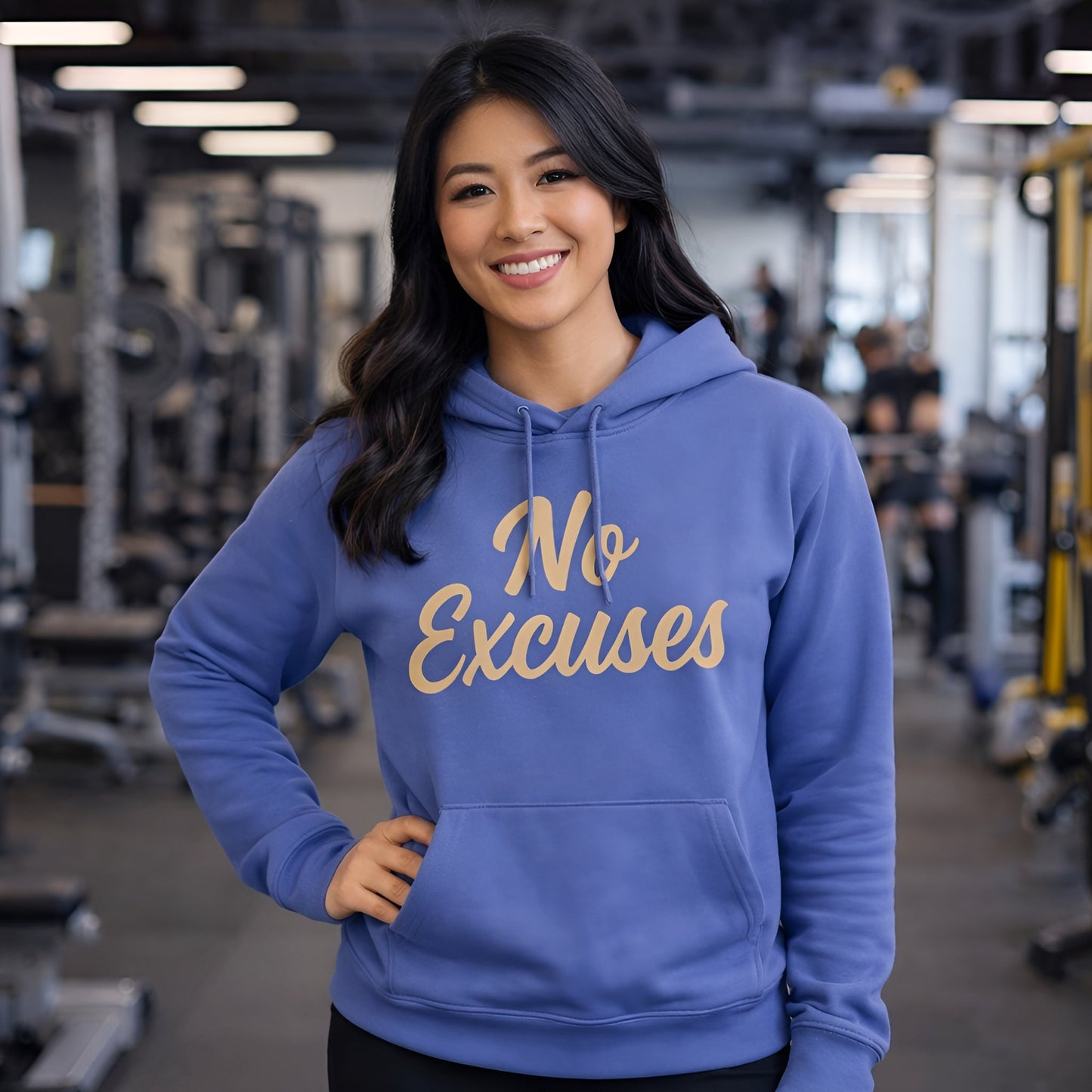 Alt Tag: No Excuses For Athletes Sustainable Unisex Hoodie azul de algodón orgánico con frase "No Excuses", modelo en gimnasio