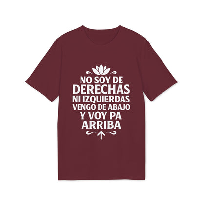 No Soy Derechas Ni Izquierdas Organica Sustainable Unisex Tee en color burdeos con estampado blanco de frase en español