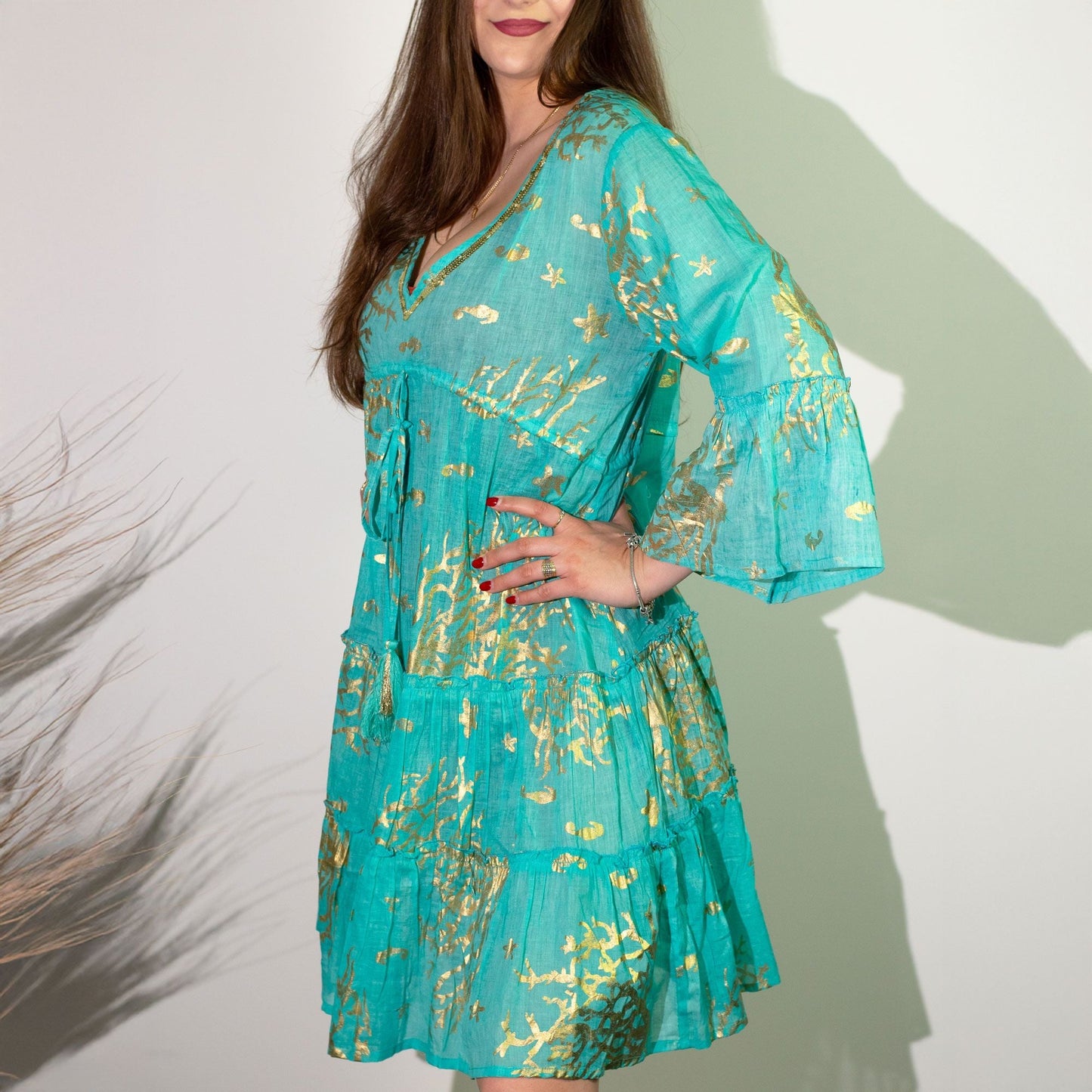 Nomad Sari Dress – Turquoise & Gold Coral Design (LXL) vestido turquesa con motivos coral dorados, manga 3/4 y corte fluido