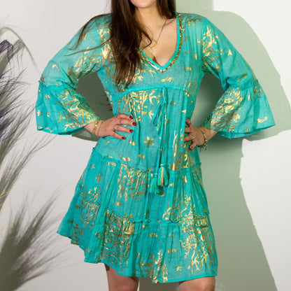 Alt Tag: Nomad Sari Dress – Turquoise & Gold Coral Design (ML) vestido turquesa con motivos coral dorados, manga acampanada y cuello en V