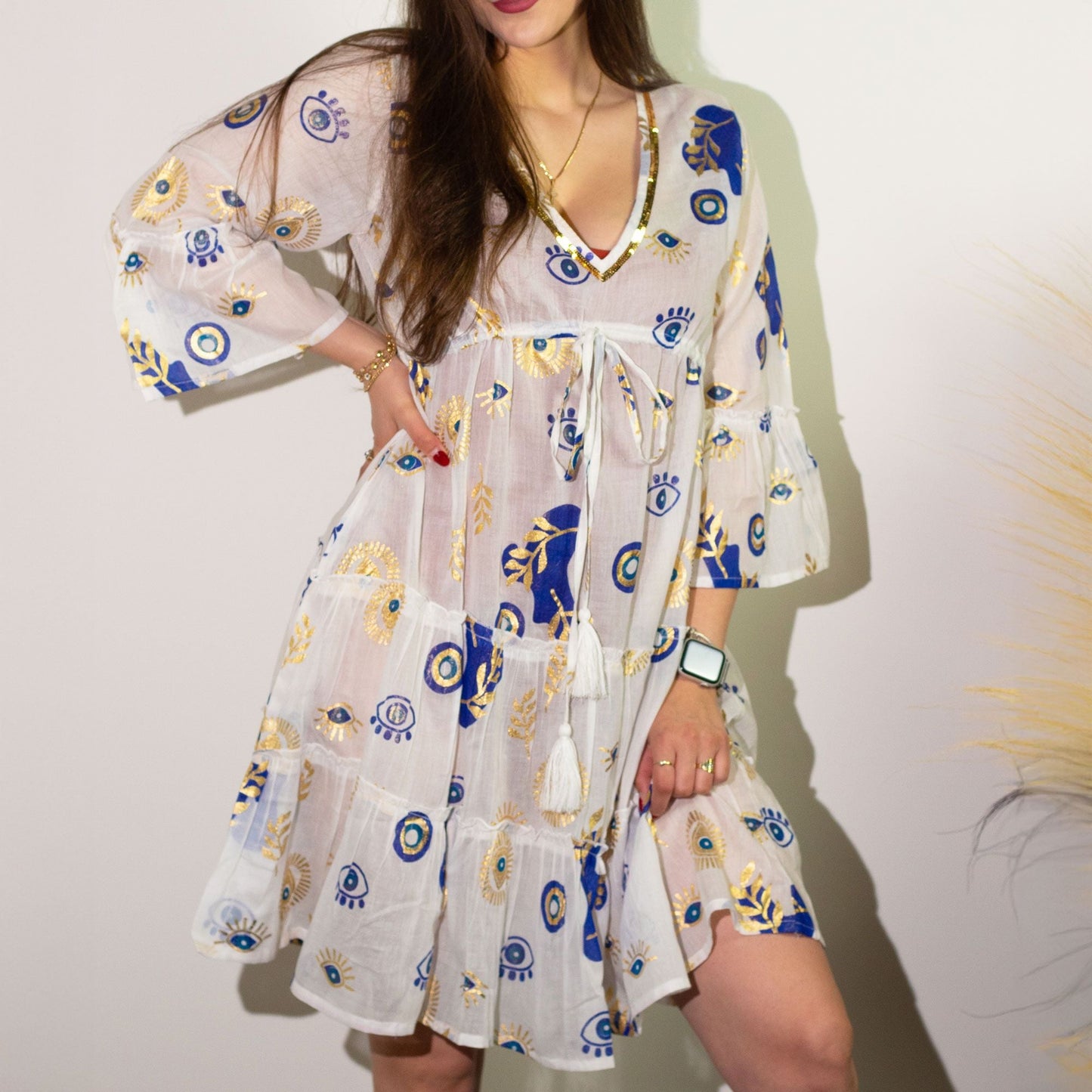 Nomad Sari Dress – White, Blue & Gold Evil Eye Design (LXL) mujer con vestido blanco estampado ojo turco azul y dorado con escote en V