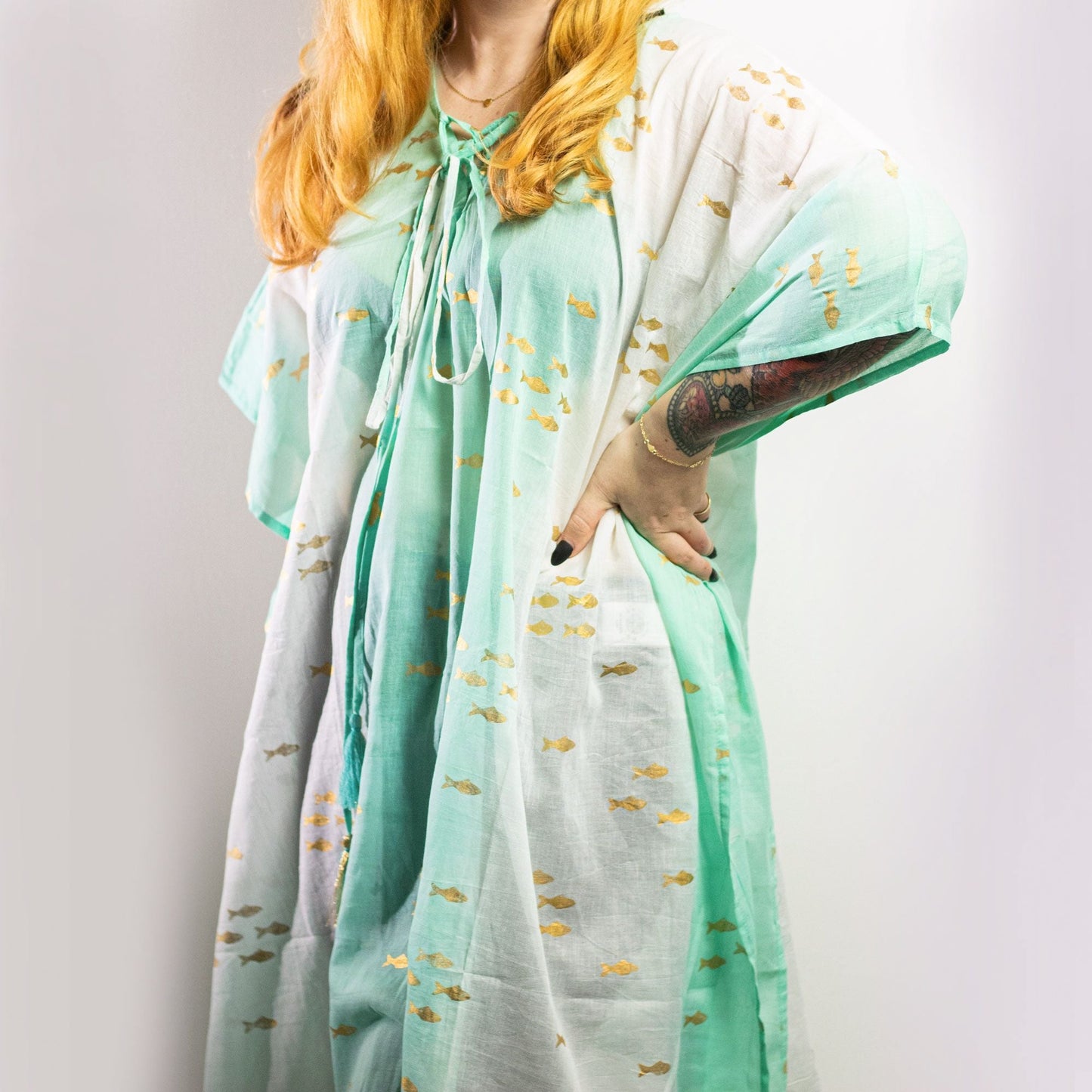 Alt Tag: Nomad Sari Kaftan – White, Turquoise & Gold Fish Design, modelo con kaftán blanco y turquesa con motivos de peces dorados