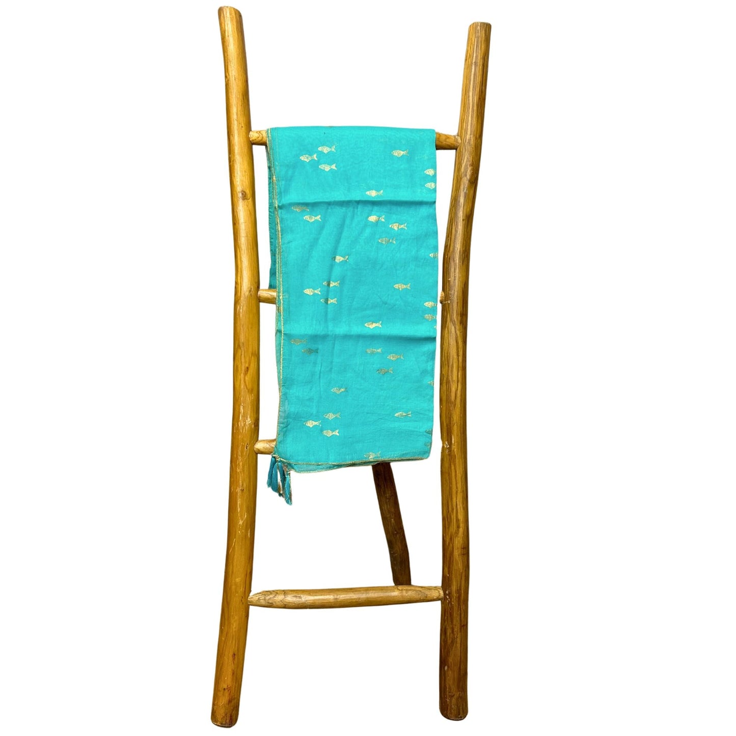 Alt Tag: Nomad Sari Pario – Turquoise & Gold Fish Design pario i turkos med motiv av gyllene fiskar, upphängd på en trästege