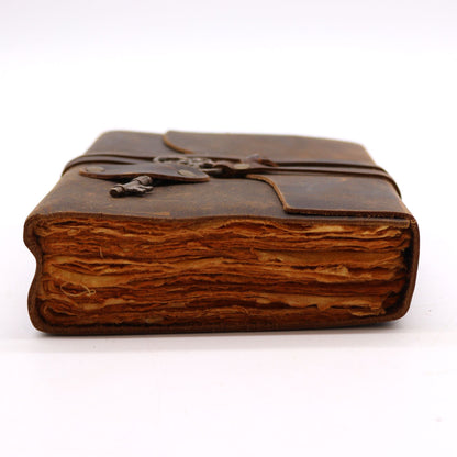 Alt Tag: Oiled Leather Notebook – 200 Pages, 13x18CM, cuaderno de cuero aceitado con páginas de borde irregular y cierre de correa, vista lateral
