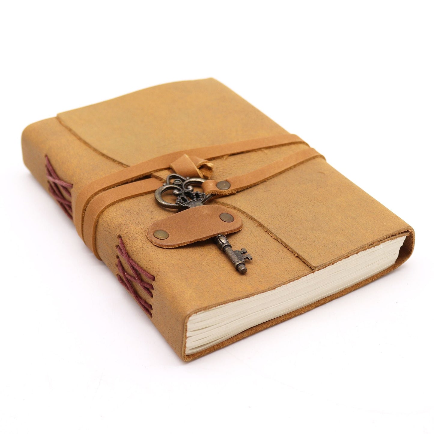 Alt Tag: Oljad läderjournal i tan med nyckel – 200 sidor (13 × 18 CM), tan läderanteckningsbok med omslagsrem och stängning med metallnyckel