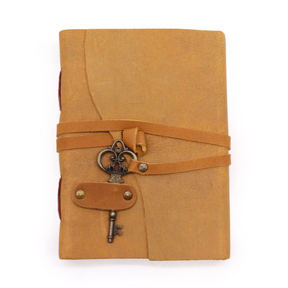 Alt Tag: Oljad läderjournal i tan med nyckel – 200 sidor (13 × 18 CM), anteckningsbok i tan läder med omslagsrem och metallnyckellås