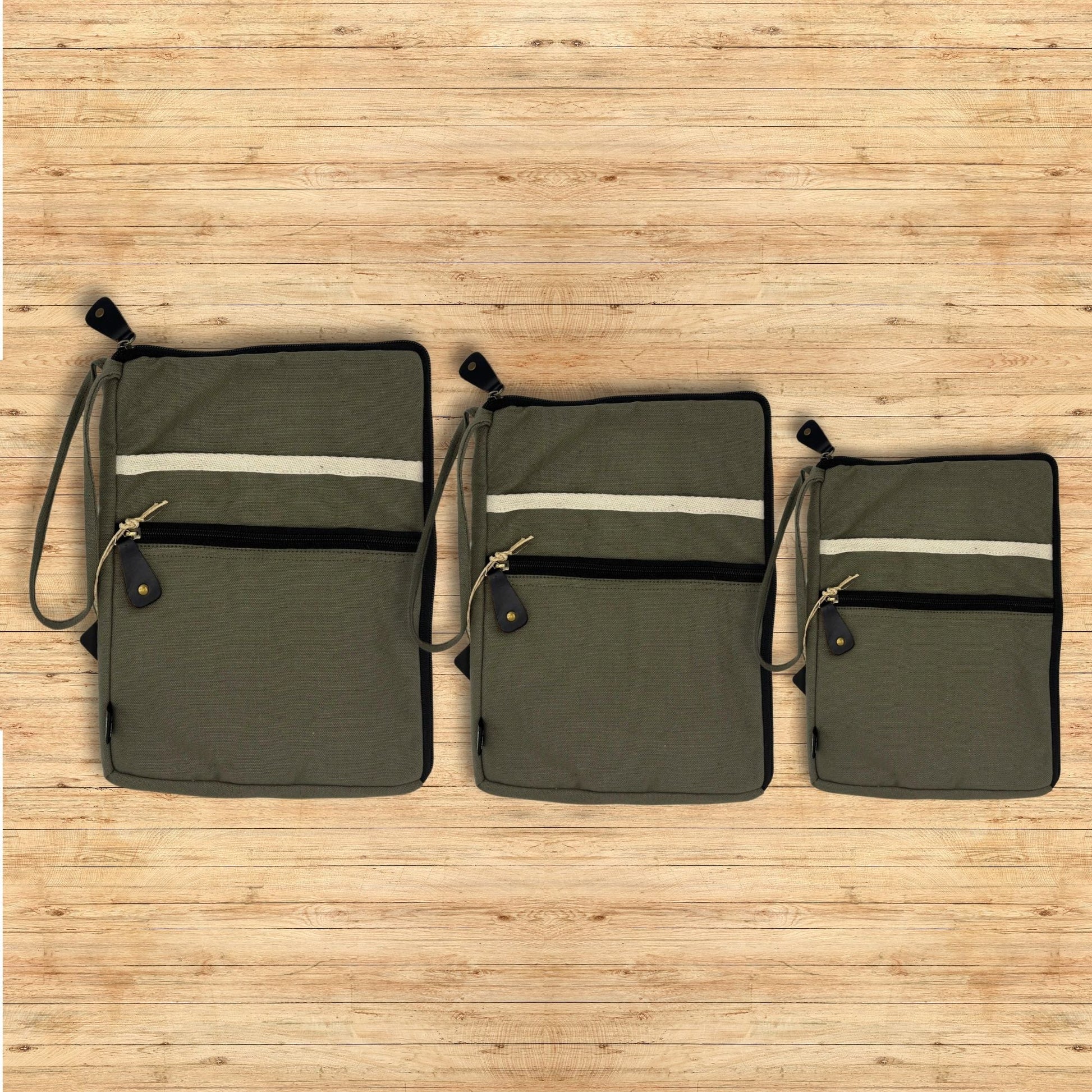 Laptopfodral i olivgrön canvas – 30x40 CM i olivgrön canvas med ficka med dragkedja och handledsrem, visat mot träbakgrund