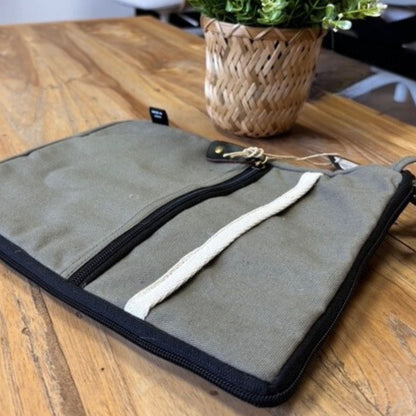 Olivgrön canvas-laptopfodral – 30x40 CM på träbord, olivgrön jute-bomulls zip-påse med rem för skydd av laptop eller surfplatta