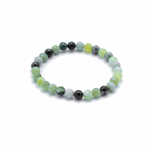 Alt Tag: Olive Jade Gemstone Bracelet – Harmonizing, pulsera elástica de cuentas de jade oliva verde y negro, primer plano sobre fondo blanco