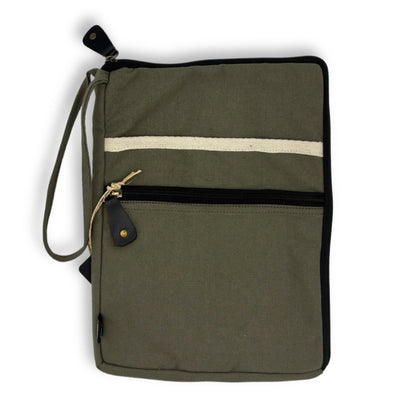 Alt Tagg: Olive Jute & Cotton Tablet Pouch – 21x29 CM olivgrön pouch med ficka med dragkedja, handledsrem och kontraststripe