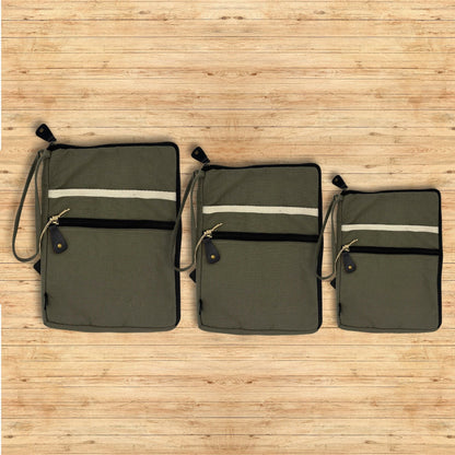 Olivgrön surfplattefodral i jute & bomull – surfplattefodral med olivgrön dragkedja i 21x29 CM med handledsrem och framficka, visad i tre storlekar