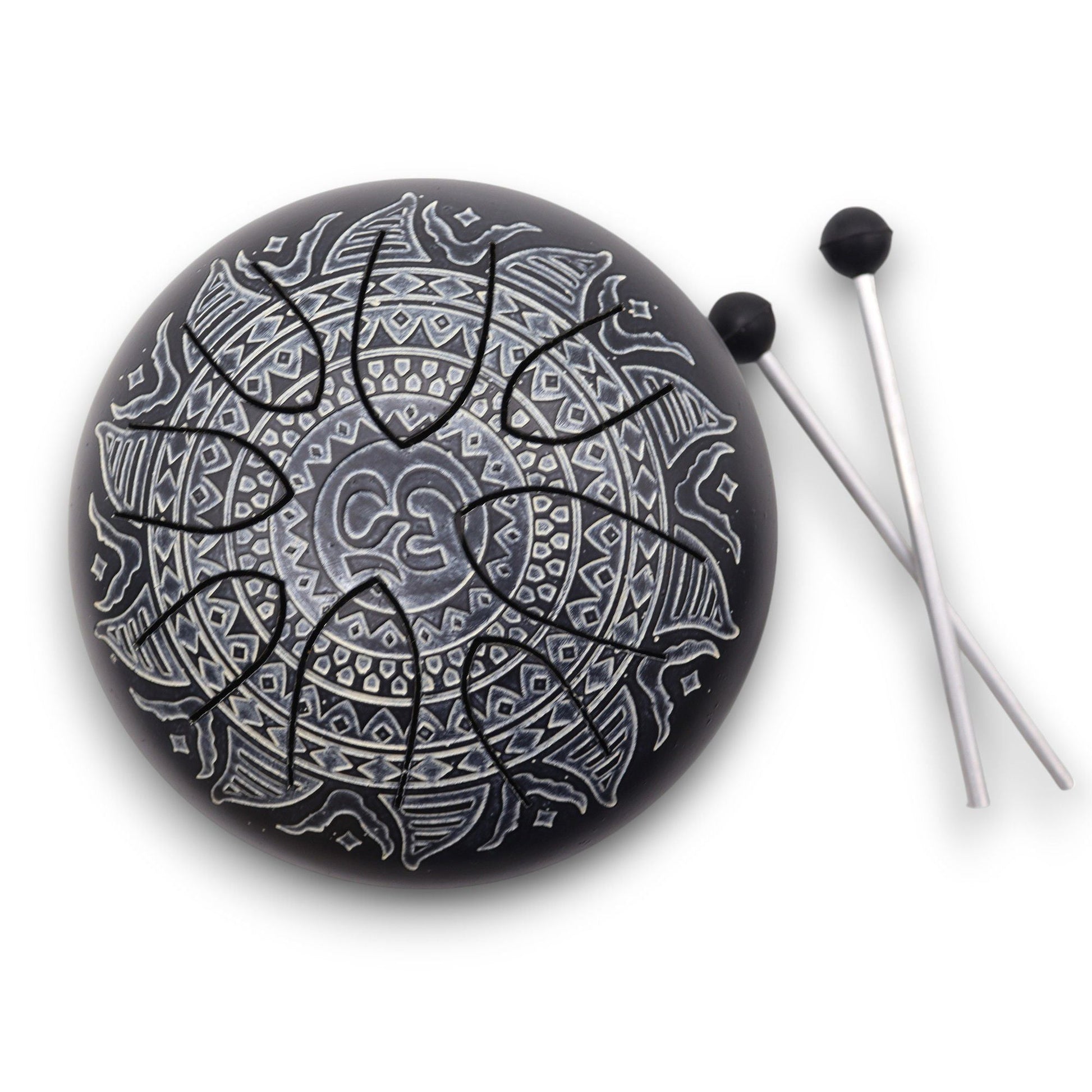 Alt Tag: Om Mandala Steel Tongue Drum – 16 CM, svart steel tongue drum i stål med mandalagravyr av Om och två klubbor