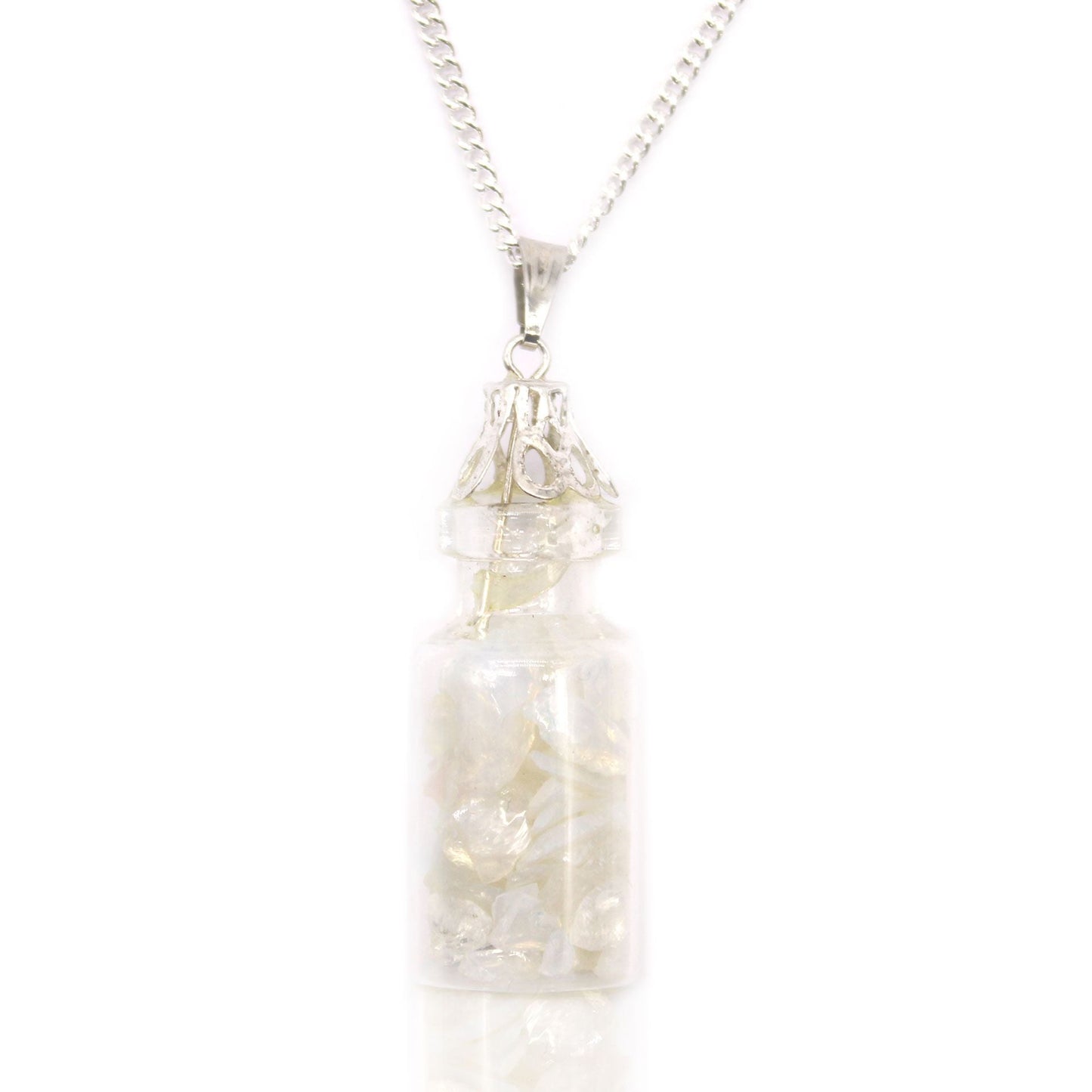 Alt-Tag: Opalit-Edelstein-Halskette – 3,5 x 1 cm Glasfläschchen-Anhänger mit Opalit-Splittern an einer silberfarbenen Kette, Nahaufnahme