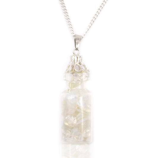 Alt-Tag: Opalit-Edelstein-Halskette – 3,5 x 1 cm Glasfläschchen-Anhänger mit Opalit-Splittern an einer silberfarbenen Kette, Nahaufnahme