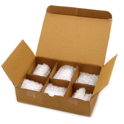 Alt Tag: Stilbite & Apophyllite Specimen – 20–30 MM en caja de envío con compartimentos y envoltura protectora