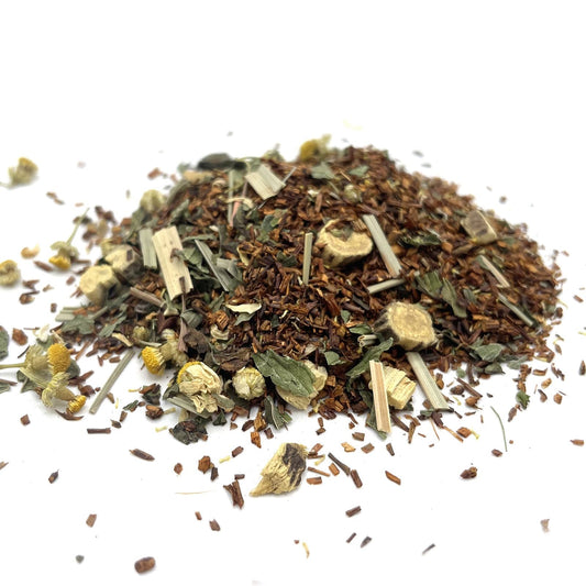 Alt Tag: Ekologiskt Biodigest Rooibos Tea – 1 kg rooibosblandning i lösvikt med kamomillblommor och citrongräs på vit bakgrund