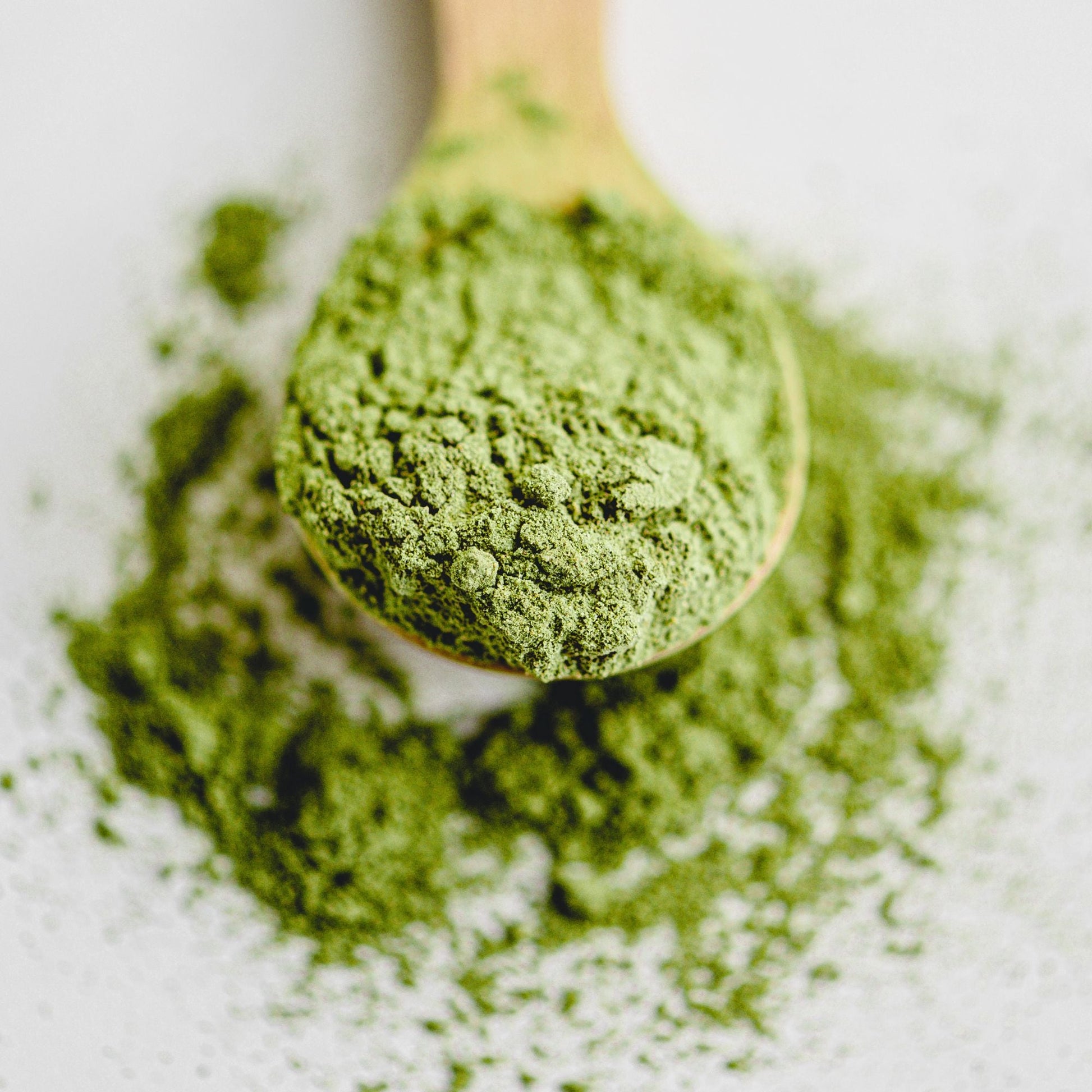 Ekologiskt ceremoniellt matchate – 1:a klass – 50 g fint malet grönt pulver på sked, ekologisk ceremoniell matcha