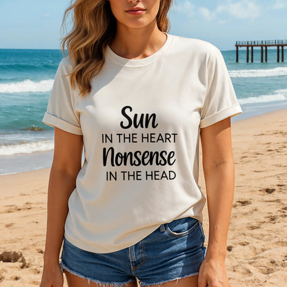 Alt Tag: Organic Tee Sun in the Heart Nonsense in the Head camiseta orgánica blanca con frase “Sun in the Heart Nonsense in the Head” en la playa
