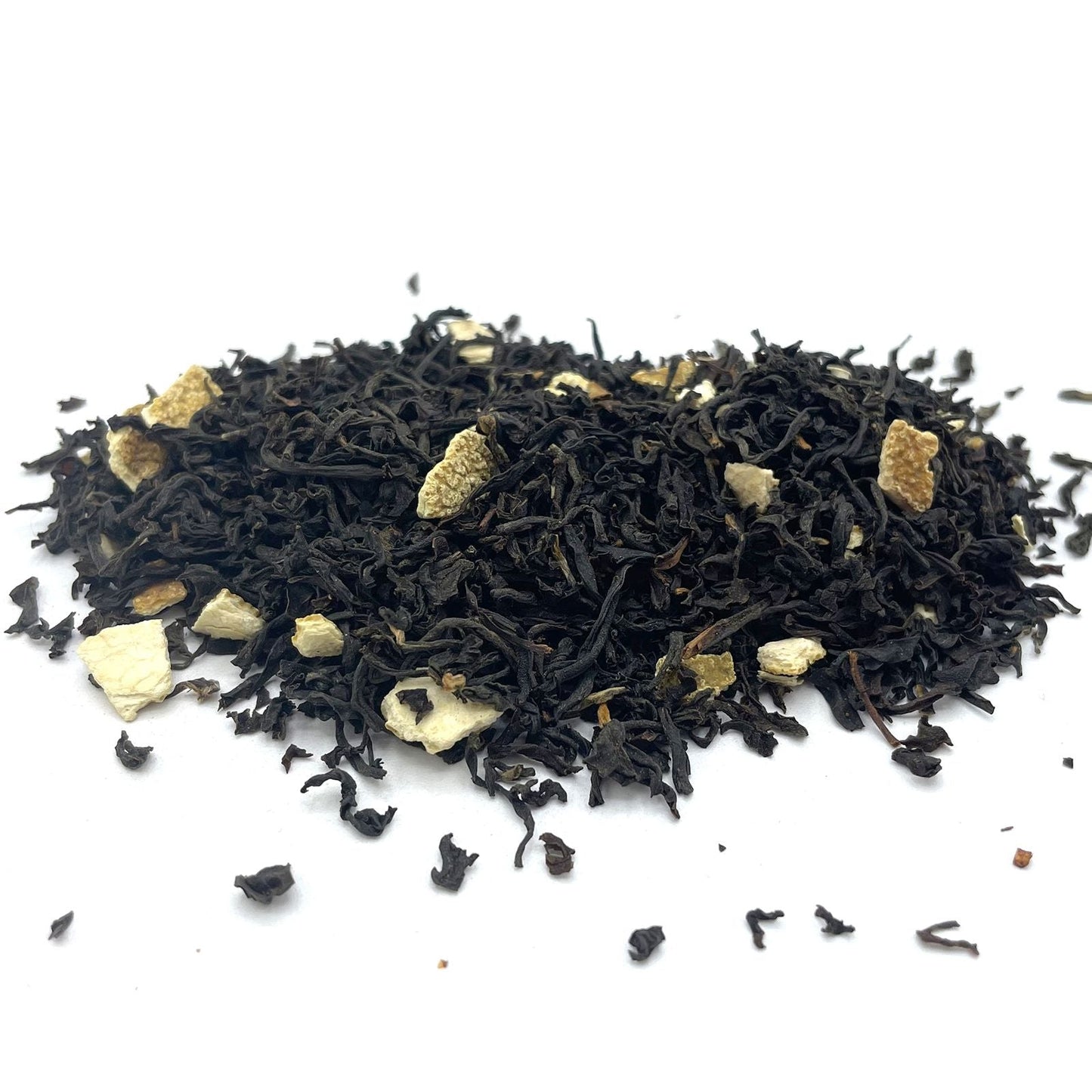 Organic Naranja Black Tea – 1 KG, hojas de té negro orgánico con trozos de cáscara de naranja sobre fondo blanco