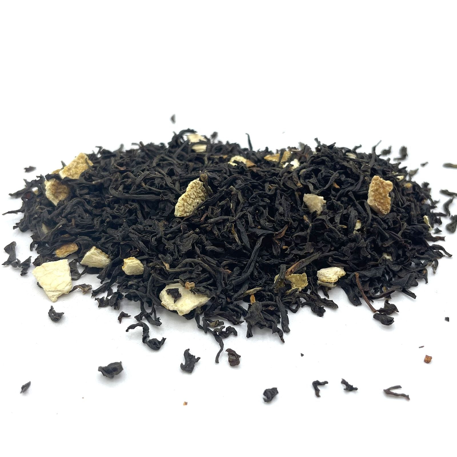 Organic Naranja Black Tea – 1 KG, hojas de té negro orgánico con trozos de cáscara de naranja sobre fondo blanco