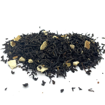 Organic Naranja Black Tea – 1 KG, hojas de té negro orgánico con trozos de cáscara de naranja sobre fondo blanco