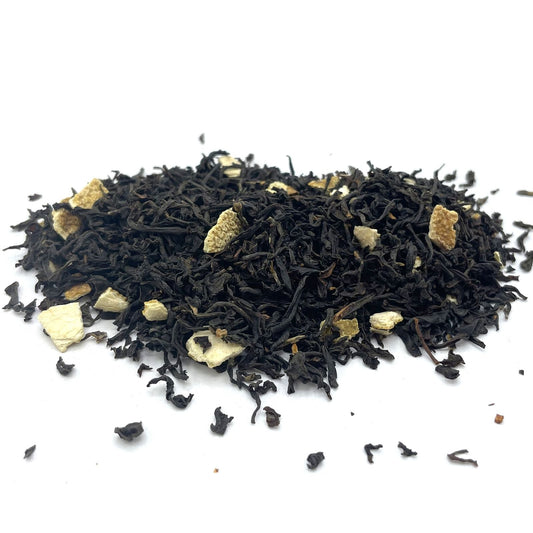 Organic Naranja Black Tea – 1 KG, hojas de té negro orgánico con trozos de cáscara de naranja sobre fondo blanco