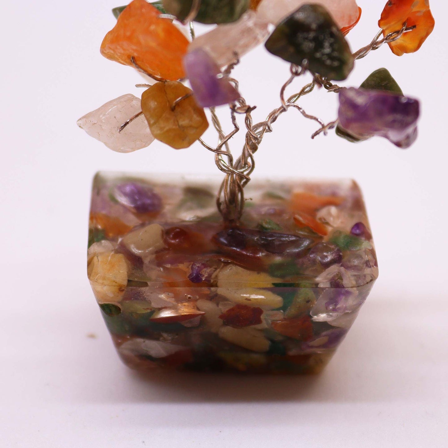 Alt Tag: Orgonite Base Mini Gemstone Tree – 15 Multi Stones, mini árbol de gemas con chipstones multicolor sobre base de orgonita