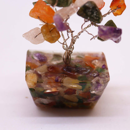 Alt Tag: Orgonite Base Mini Gemstone Tree – 15 Multi Stones, mini árbol de gemas con chipstones multicolor sobre base de orgonita