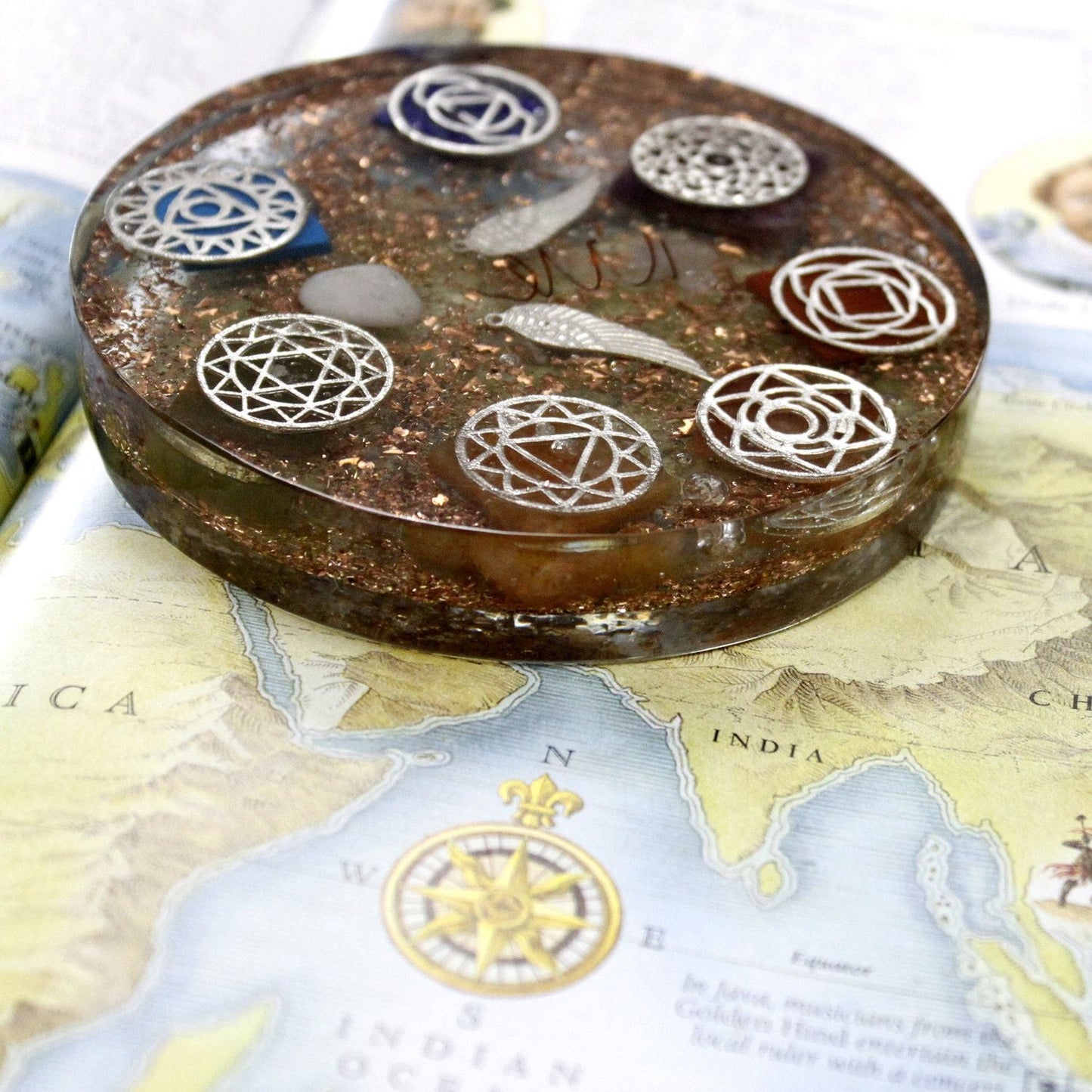 Alt Tag: Orgonite Desk Power Pack – Angel Chakra – Large, disco orgonite hecho a mano con símbolos de chakras, resina y virutas metálicas
