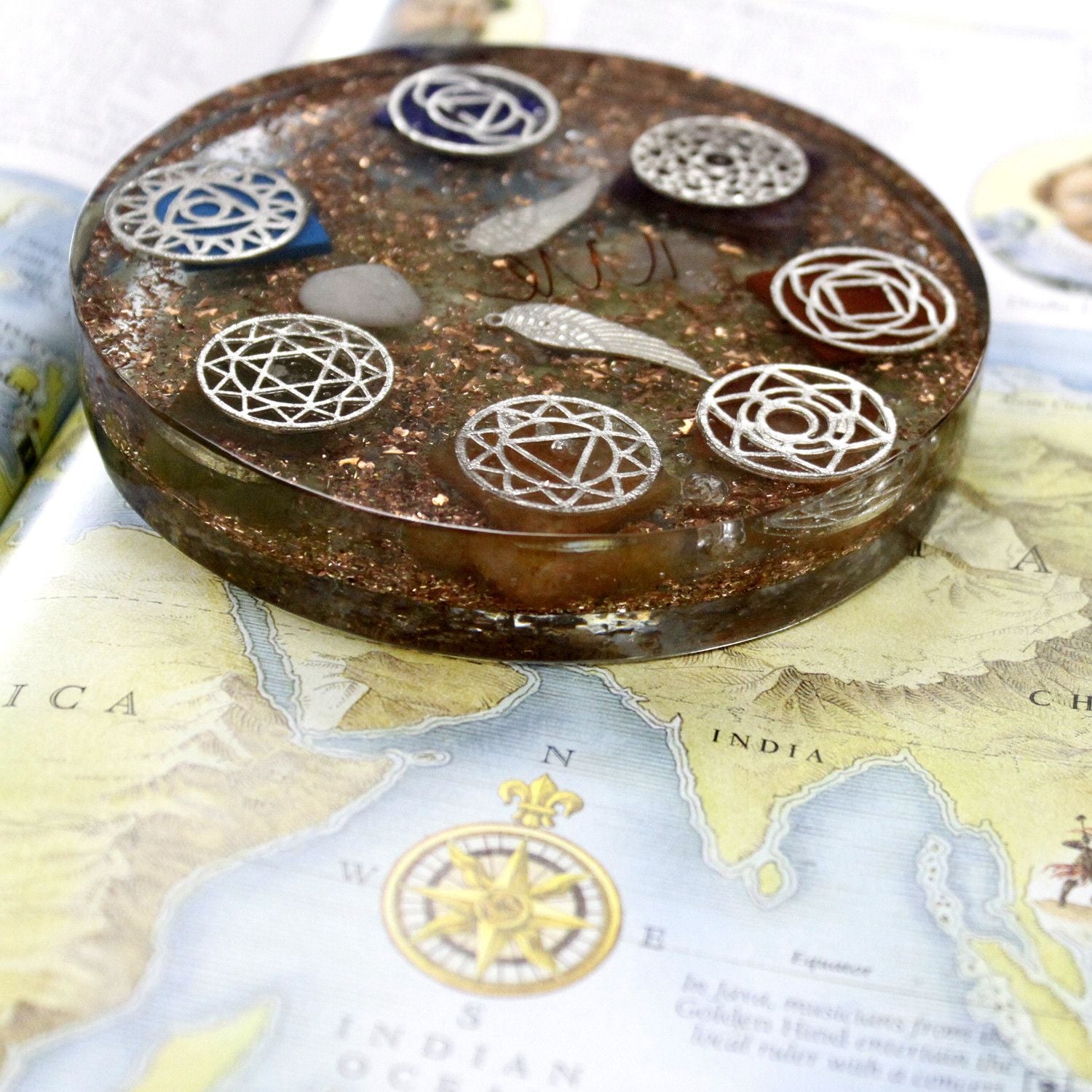 Alt Tag: Orgonite Desk Power Pack – Angel Chakra – Large, disco orgonite hecho a mano con símbolos de chakras, resina y virutas metálicas