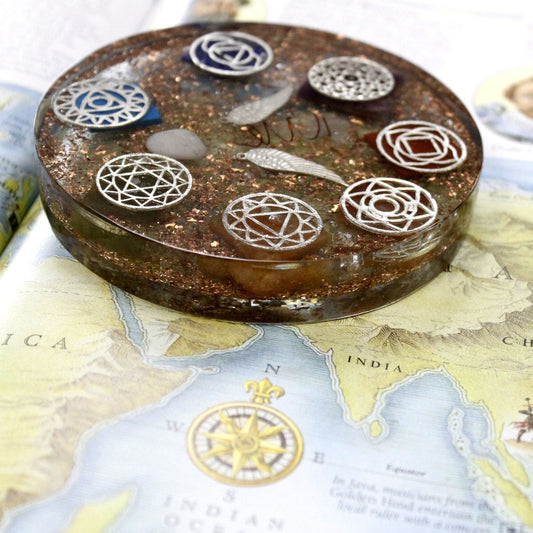 Alt Tag: Orgonite Desk Power Pack – Angel Chakra – Large, disco orgonite hecho a mano con símbolos de chakras, resina y virutas metálicas