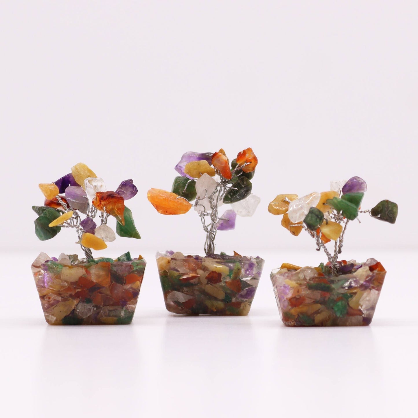 Orgonite Base Mini Gemstone Tree – 15 Multi Stones, mini árbol de gemas multicolor con chipstones sobre base de orgonita