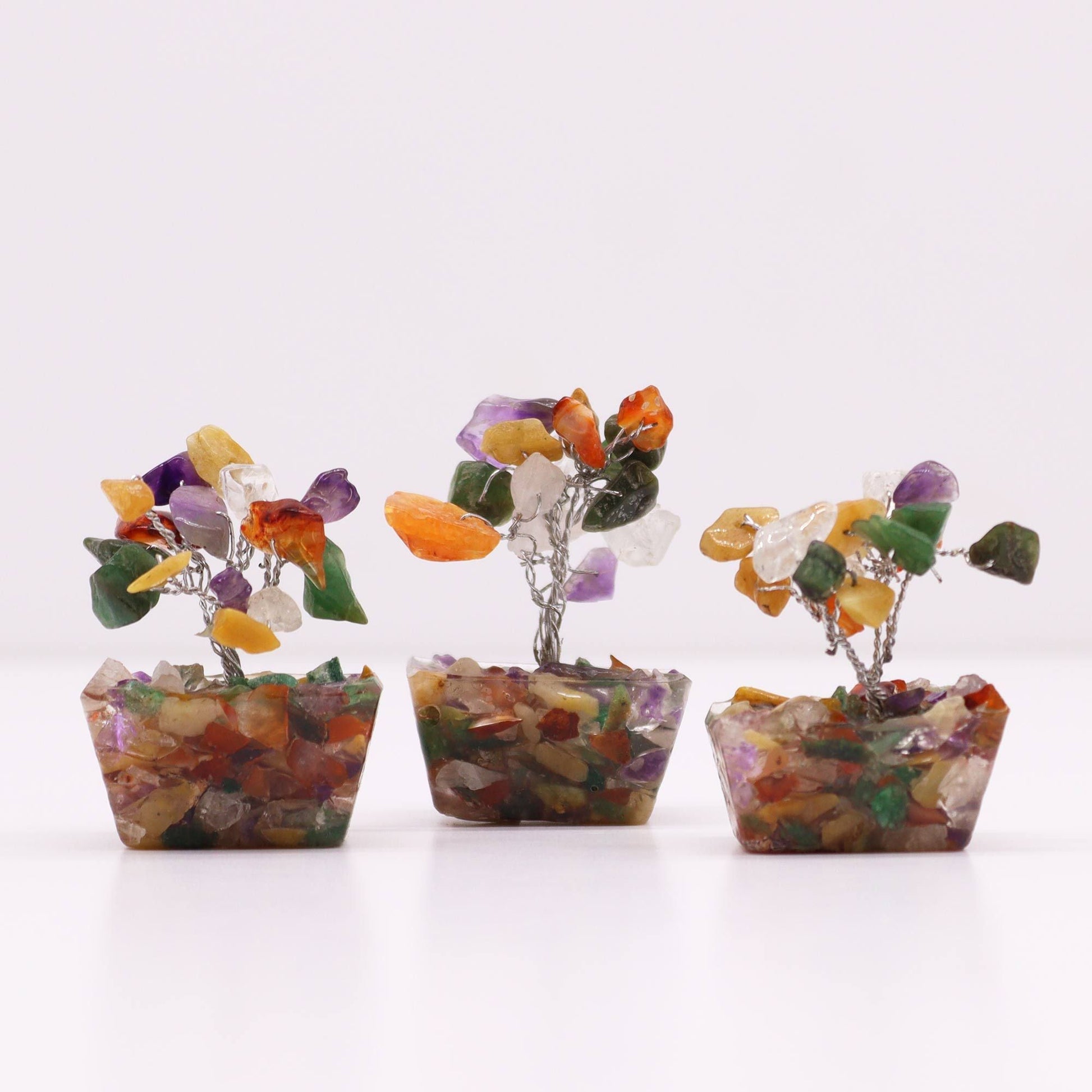 Orgonite Base Mini Gemstone Tree – 15 Multi Stones, mini árbol de gemas multicolor con chipstones sobre base de orgonita