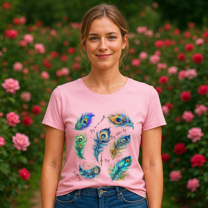 Påfågel Hooponopono 100% Organic Cotton T-Shirt rosa med påfågelfjäder-tryck, modell bär t-shirt utomhus