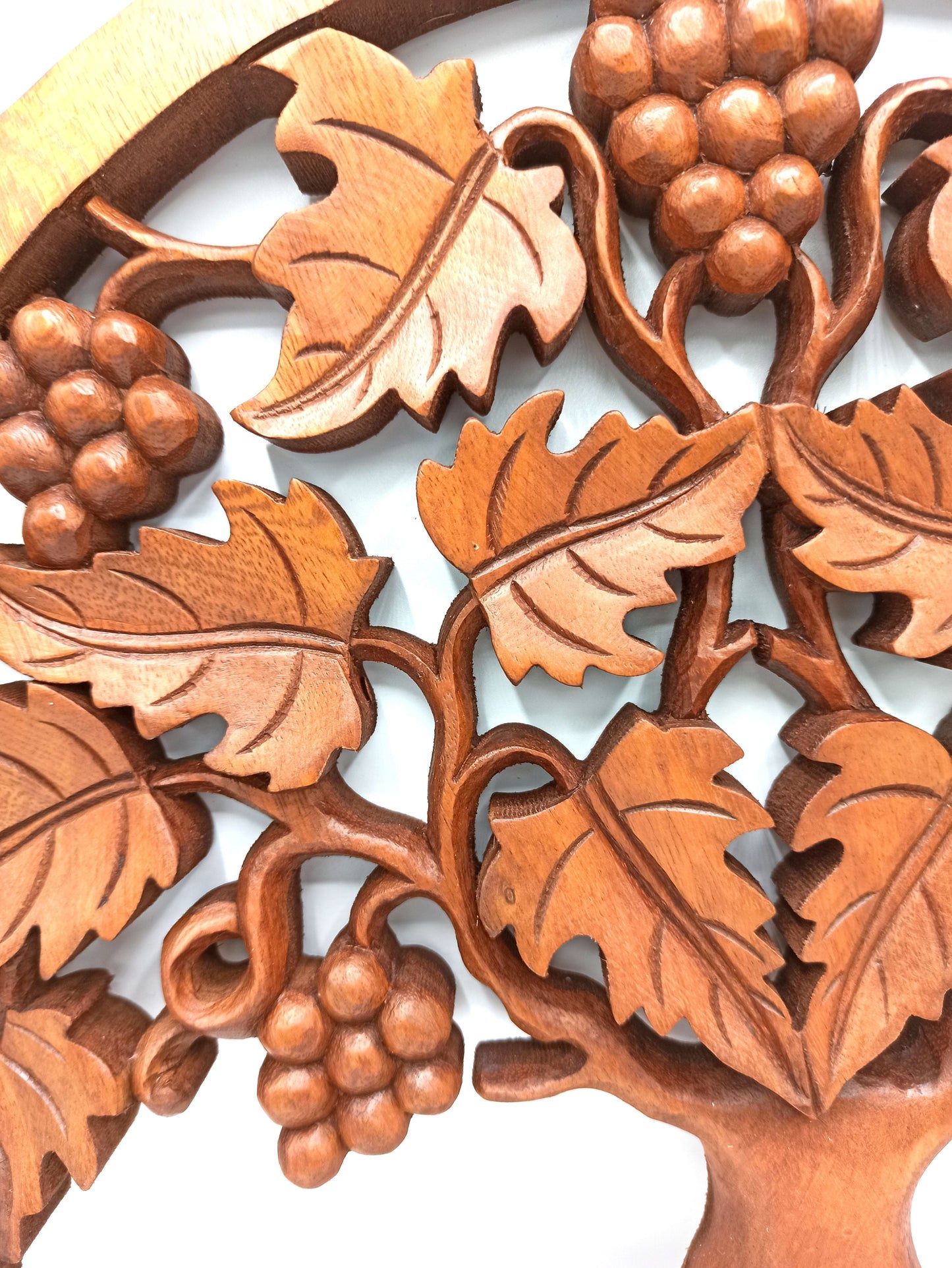 Suar Wood Tree of Life Grapes Panel – 40 CM, panel decorativo de madera Suar tallado a mano con hojas y racimos de uvas