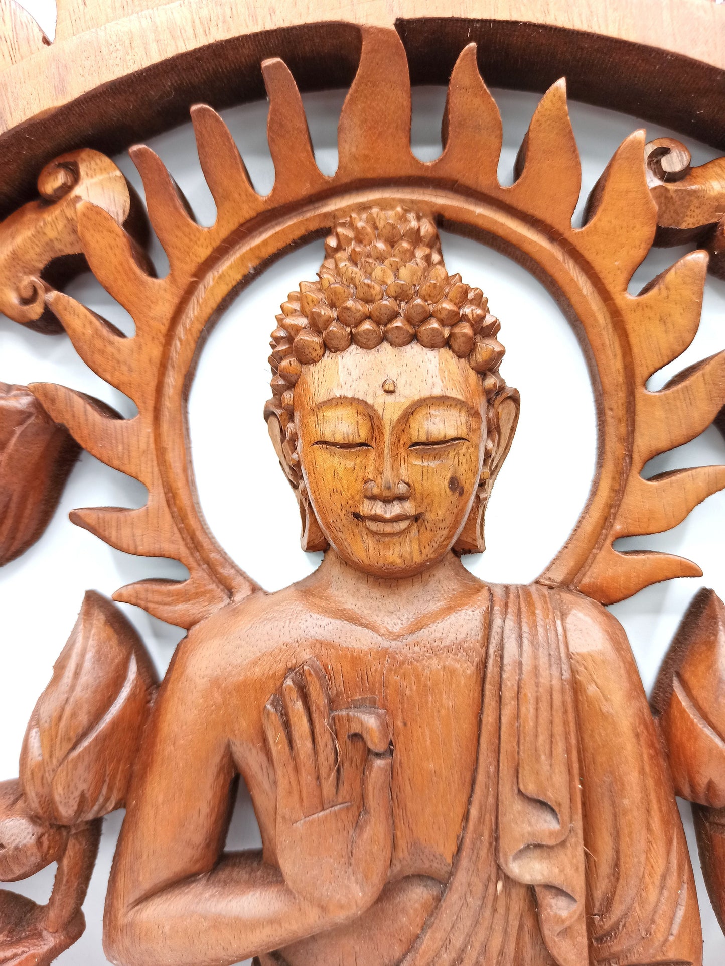 Panel de Buda y Loto tallado a mano – primer plano de 40CM en madera de suar, rostro de Buda tallado por un artesano indonesio y detalles de loto en madera natural