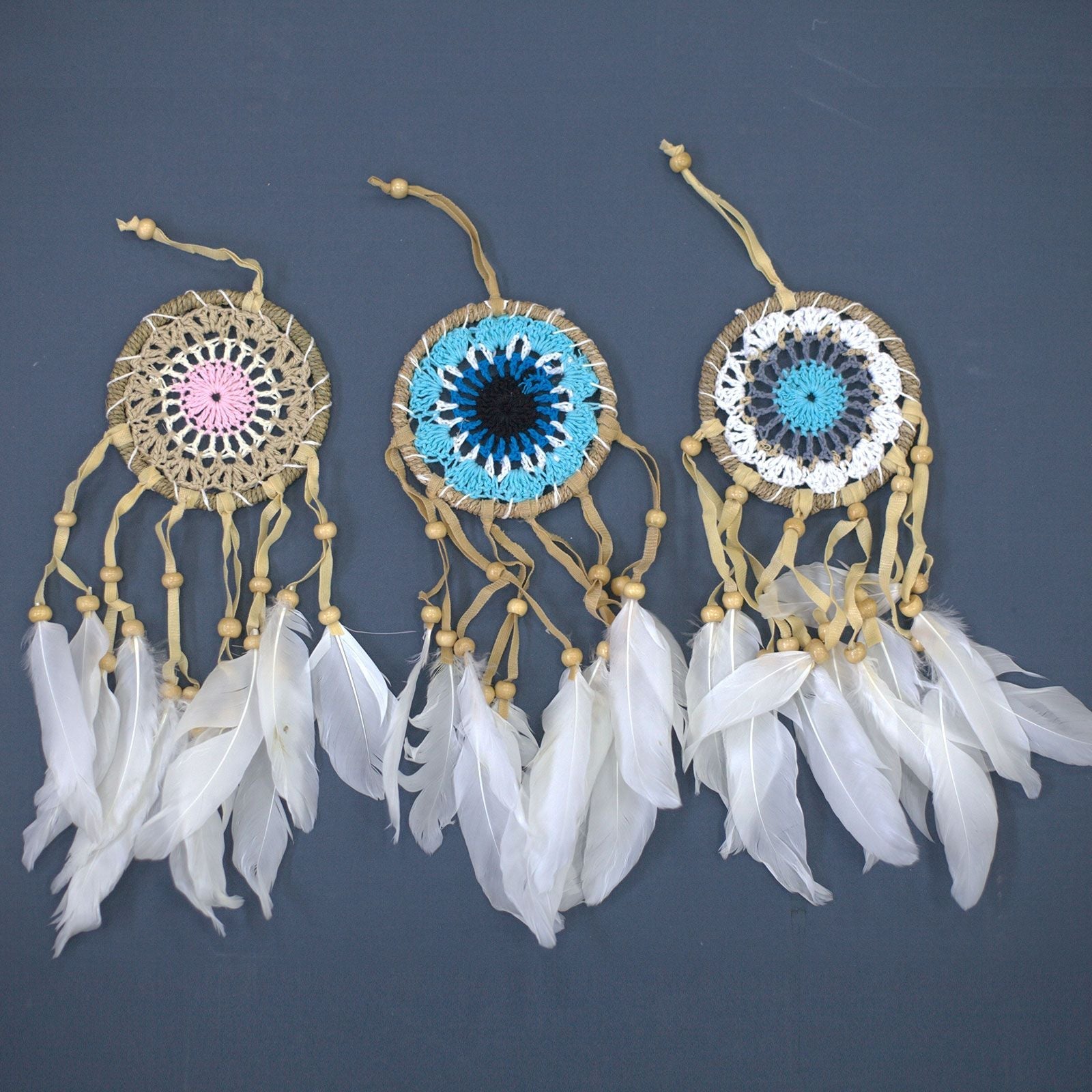 Pastellblå Cotton Dream Catcher – 9 CM handgjord drömfångare i bomull med vävt nät, träpärlor och vita fjädrar