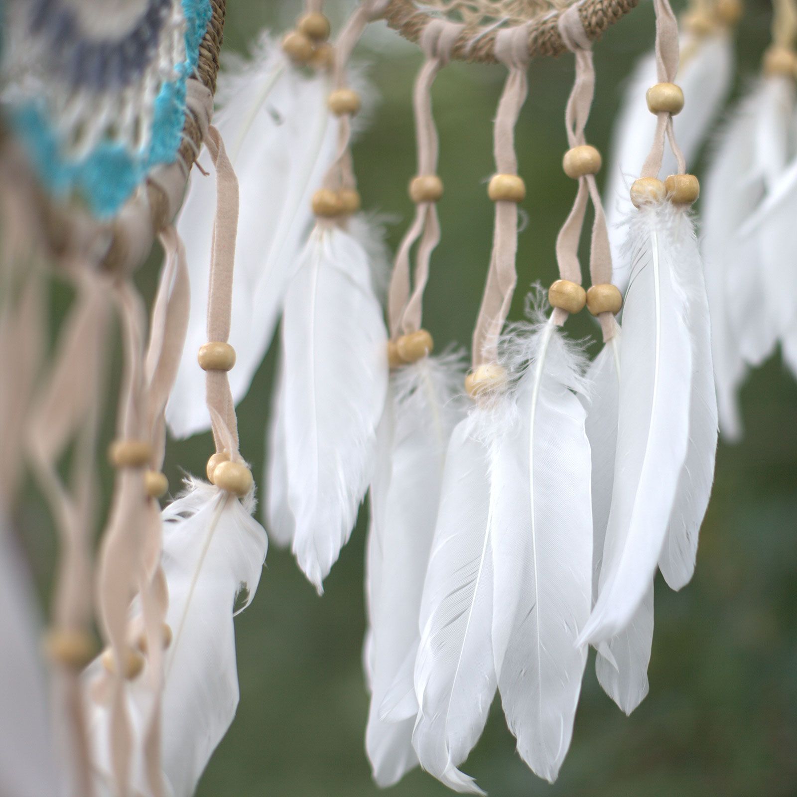 Alt Tag: Pastel Blue Cotton Macramé Dream Catcher – 9 CM con plumas blancas y cuentas de madera, detalle colgante artesanal