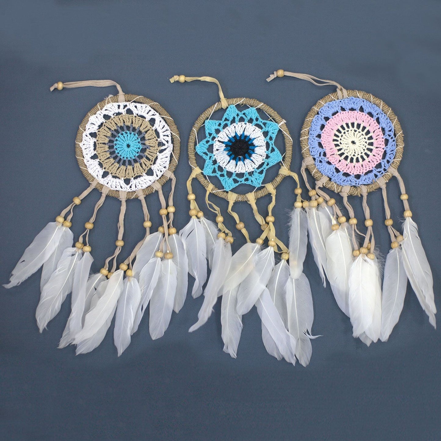 Pastel Blue Macramé Dream Catcher – 12CM, algodón tejido con plumas blancas y aro decorativo, colgante artesanal estilo boho