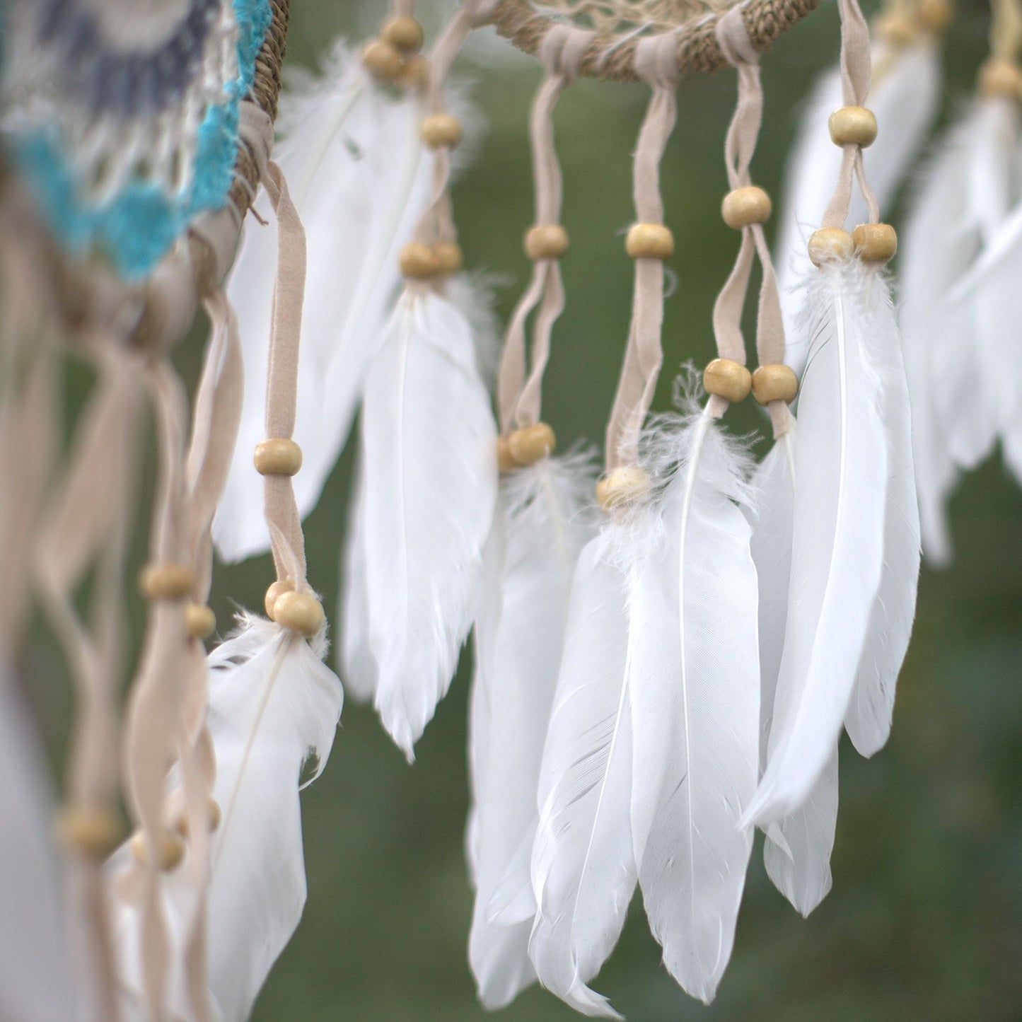 Cotton Macramé Dream Catcher – 16 CM con plumas blancas y cuentas de madera, tejido artesanal en algodón estilo pastel
