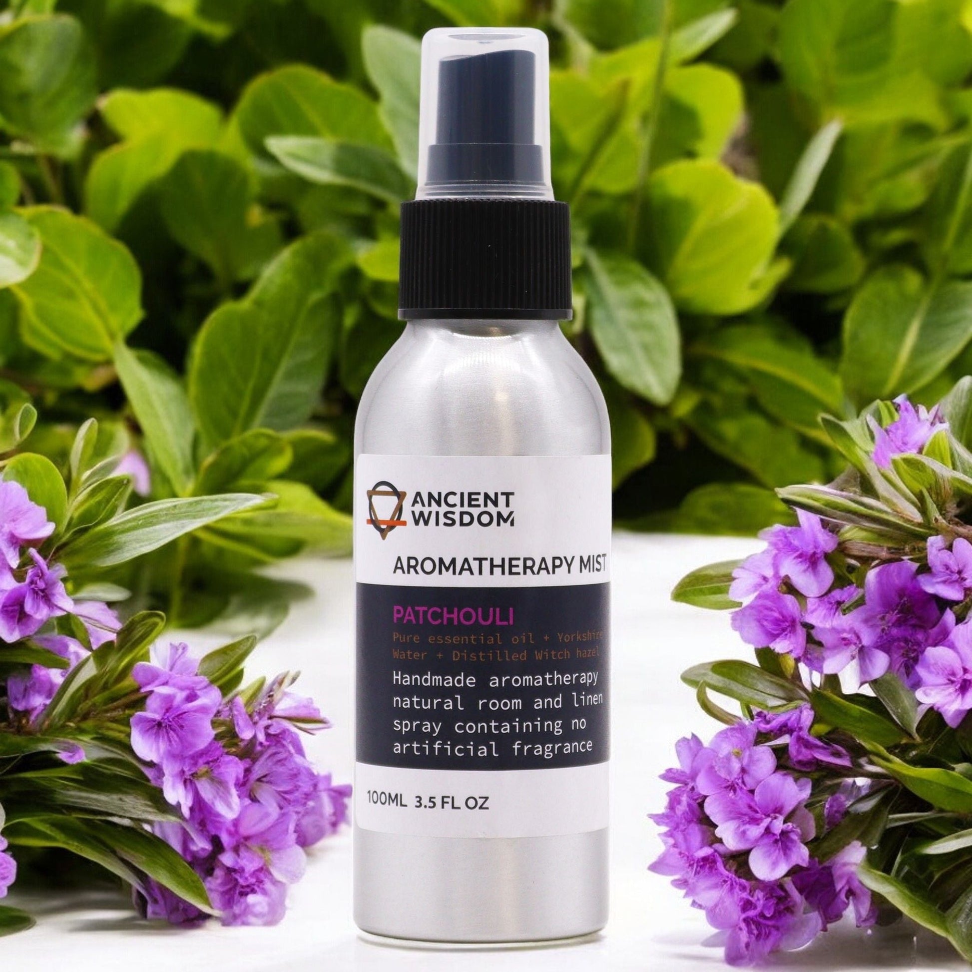 Alt-tagg: Patchouli Essential Oil Mist – 100ML aromaterapi mist-sprayflaska, 100 ml, med patchouli-etikett och lila blommor