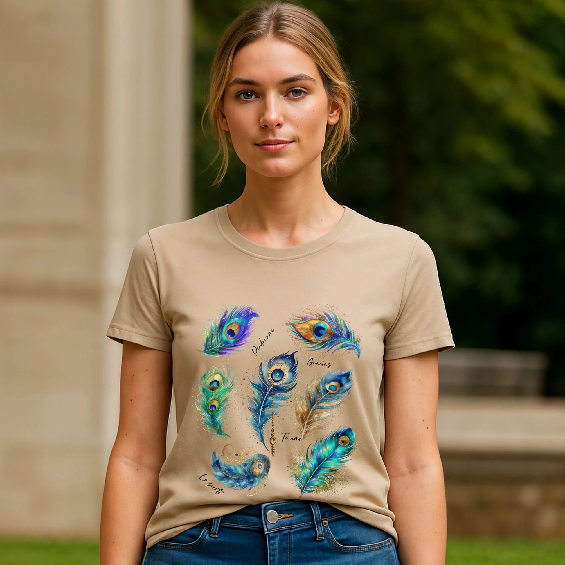 Pavo Real Hooponopono Premium Unisex T-Shirt en color beige, modelo con camiseta de plumas de pavo real y texto “Hooponopono”