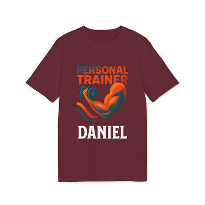 Alt Tag: Personal Trainer Personalized Sustainable Unisex Tee camiseta unisex color burdeos con gráfico de pesas y nombre personalizado “DANIEL”