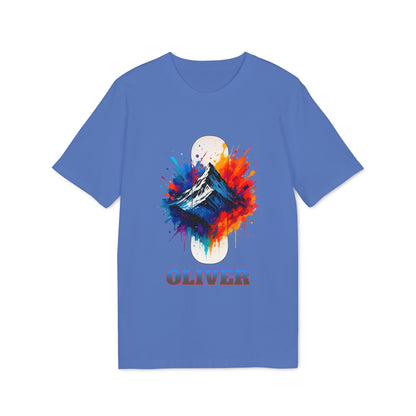 Alt Tag: Personalized Snowboard 100% Organic Cotton T-Shirt azul con gráfico de montaña sobre snowboard y nombre personalizado “OLIVER”